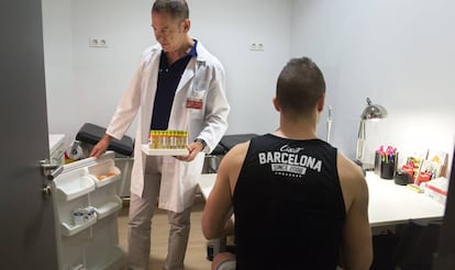 El médico de Bcn Checkpoint, Pep Coll, realiza la prueba del VIH a un usuario