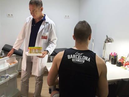 El médico de Bcn Checkpoint, Pep Coll, realiza la prueba del VIH a un usuario