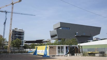 Módulos habitativos en el solar detrás de la Torre Agbar.