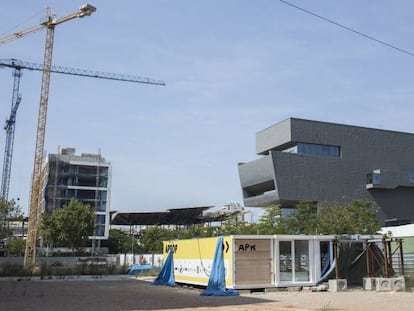 Módulos habitativos en el solar detrás de la Torre Agbar.