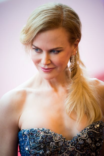 Nicole Kidman, que da vida a una edulcorada Grace de Mónaco en el polémico biopic que abrió el festival fuera de concurso, optó por una (semi)trenza al lado.