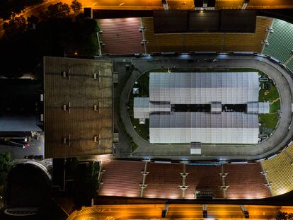 Vista aérea do hospital de campanha no estádio do Pacaembu.