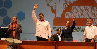 Nicolás Maduro, en el centro con el brazo levantado, este lunes.