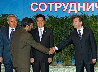Dmitri Medvédev (derecha) y Mahmud Ahmadineyad, presidentes de Rusia e Irán, se saludan ante sus homólogos de Kazajistán y China.