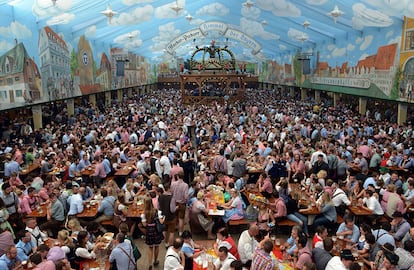 Un total de 6,5 millones de litros de cerveza, 200.000 litros menos que en 2013, bebieron los asistentes. En la imagen, vista del interior de una de las carpas del festival, el 2 de octubre de 2014.