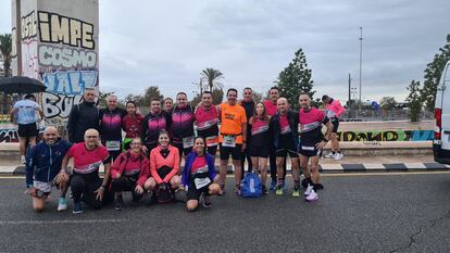 Miembros del club de atletismo del Club de Atletismo Von Hippel-Lindau, de Paiporta, en el Medio Maratón de Valencia, dos días antes de la dana