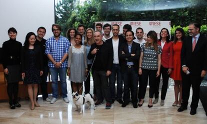 Ferran Adrià con los alumnos del IESE, el profesor Julián Villanueva y Lola, la perra cuya imagen será el logotipo del proyecto.
