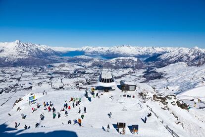 En Nueva Zelanda hay montañas inmensas, con niveles óptimos de nieve durante el invierno austral (de junio a octubre). Casi todas las estaciones famosas están en la Isla del Sur, como la moderna zona de Queenstown o la más 'hippie' de Wanaka, donde quedan muy a mano las emblemáticas pistas de Coronet Peak (en la foto), The Remarkables y Treble Cone. Además hay parques de nieve enfocados al snowboard y al esquí de fondo. En la Isla del Norte se puede descender un volcán con esquís, el Ruapehu.