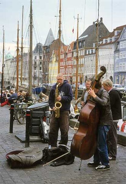 Un grupo de músicos anima el canal de Nyhavn, en Copenhague, ciudad de salida de muchos cruceros por el Báltico.