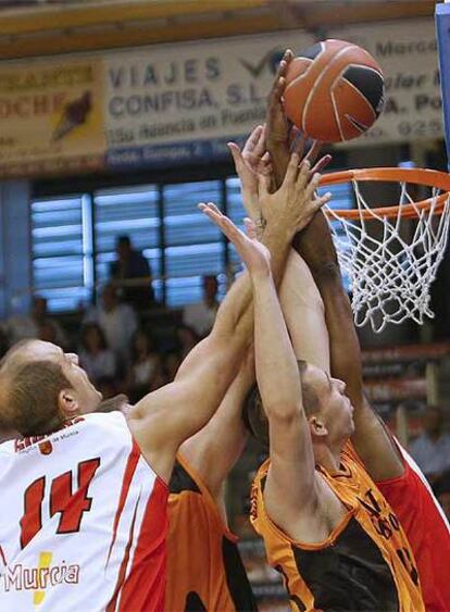 Varios jugadores del Fuenlabrada y del Murcia pelean por un balón