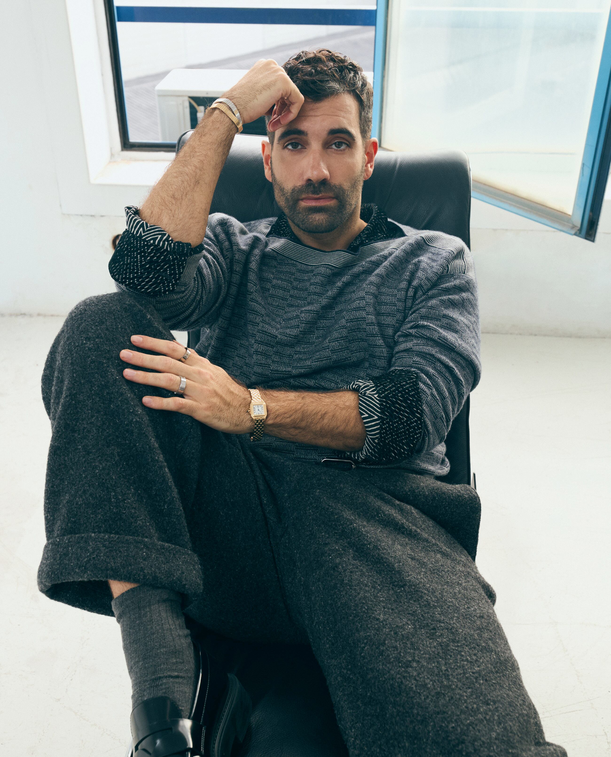 Novas viste chaqueta y pantalón Loewe. Pulsera y anillos Love y reloj Panthère de oro amarillo, todo, de Cartier.