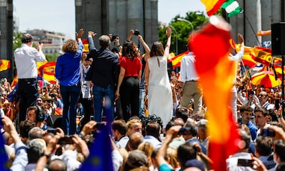 Los dirigentes del Partido Popular, desde la izquierda, Mariano Rajoy, Dolors Montserrat, Alberto Núñez Feijóo, Isabel Díaz Ayuso, Cuca Gamarra, José María Aznar y José Luis Martínez-Almeida, tras el acto. 