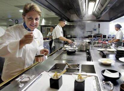 Susí Díaz en la cocina del restaurante La Finca, en Elche.