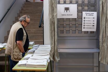 Un ciudadano mira las papeletas disponibles en un colegio electoral de Madrid durante las pasadas elecciones europeas.