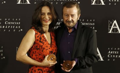 Aitana Sánchez-Gijón y Juan Diego, con las Medallas de Oro en la mano.