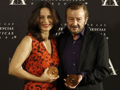 Aitana Sánchez-Gijón y Juan Diego, con las Medallas de Oro en la mano.