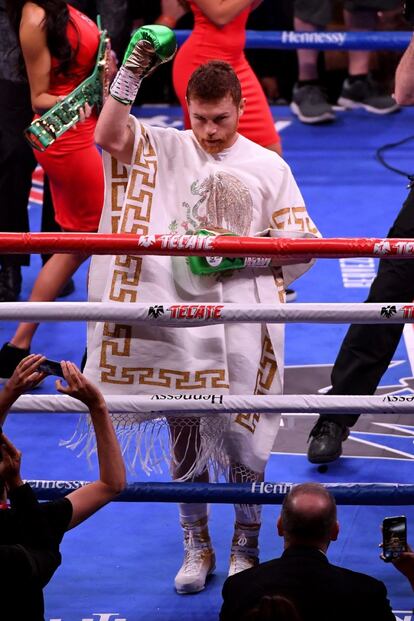 El campeón del mundo en tres divisiones de peso diferentes es considerado hoy el mejor boxeador libra por libra del mundo. La carrera deportiva del “Canelo” es sin duda una de las más inspiradoras para los mexicoamericanos y para los latinos en general.