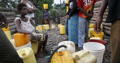 Varias personas recogen agua en Copperbelt, en el norte de Zambia.