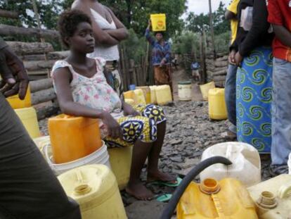Várias pessoas coletam água em Copperbelt, no norte da Zâmbia.