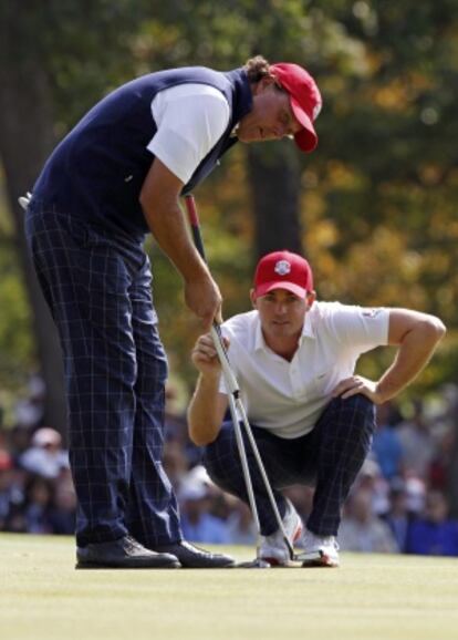 Phil Mickelson, de pie, y Keegan Bradley, en el &lsquo;fourball&rsquo;.