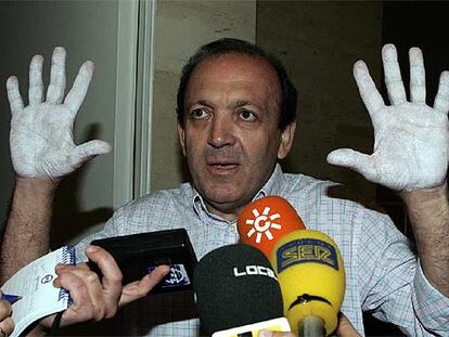 Fraile muestra sus manos pintadas de blanco antes del pleno que le expulsó del grupo popular.