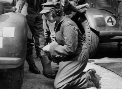 La entonces princesa Isabel de Inglaterra se fotografía durante la II Guerra Mundial vestida con un mono del Auxiliar Territorial Service del ejército británico mientras cambia una rueda. En el trabajo, las razones prácticas hacen que el pantalón esté totalmente aceptado. Pero en la vida cotidiana y en las revistas de moda, la falda prevalece.