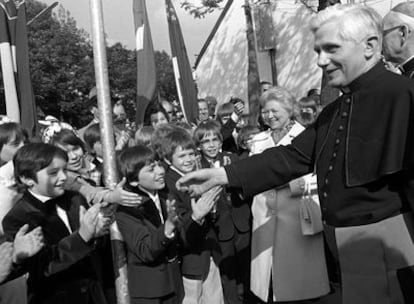 Ratzinger, con un grupo de niños en Múnich, el 23 de mayo de 1977, recién nombrado arzobispo de la diócesis.