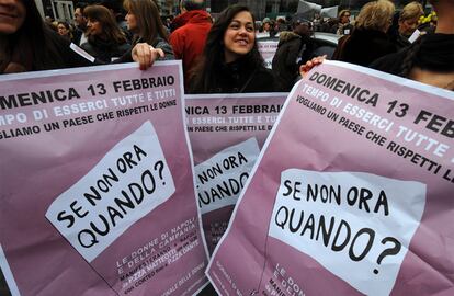 Una manifestante en Napoles porta una pancarta con el lema "¿Si no ahora, cuando?" contra los escándalos sexuales del primer ministro Berlusconi.