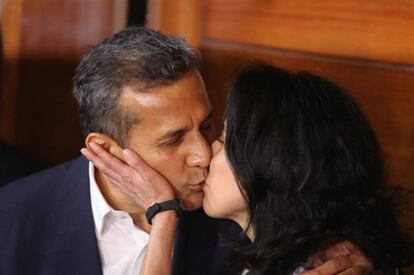 El expresidente peruano Ollanta Humala y su esposa, Nadine Heredia, tras salir de la cárcel.