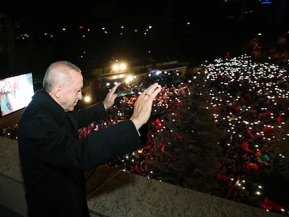 El presidente Turco Recep Tayyip Erdogan y su esposa, Emine, celebraban la madrugada de este lunes los resultados electorales con sus seguidores en Ankara.