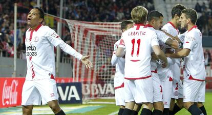 Carlos Bacca y el resto de jugadores del Sevilla celebran el 1-0