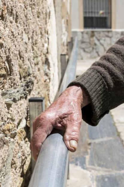 Tío Pedro, de 89 años, apoya su mano en uno de los pasamanos.