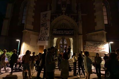 El atrio de las iglesia de St. Elisabeth en Viena, la noche de la representación del espectáculo 'El proceso Pelicot. Un tributo a Gisèle Pelicot'.