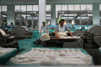 Trabajadoras en la fábrica de Pyongyang. Corea del Norte vive estos días el centenario del nacimiento de fundador del país.