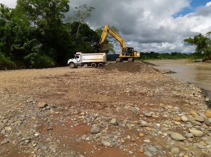 Excavadora extrayendo materiales de la Quebrada de Uré de manera ilegal en el 2022.