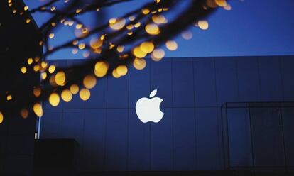 Logo de Apple en un edificio