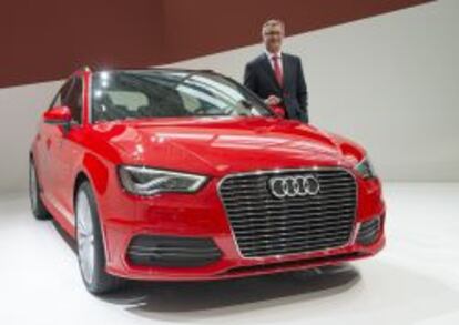 Rupert Stadler, consejero delegado de Audi, junto al A3 e-tron, h&iacute;brido enchufable que saldr&aacute; a la venta a finales de a&ntilde;o.