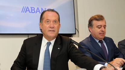 Juan Carlos Escotet, propietario de Abanca, y Francisco Botas, consejero delegado de la entidad, en una imagen de archivo.