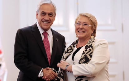El presidente de Chile, Sebastián Piñera, y su predecesora, Michelle Bachelet.