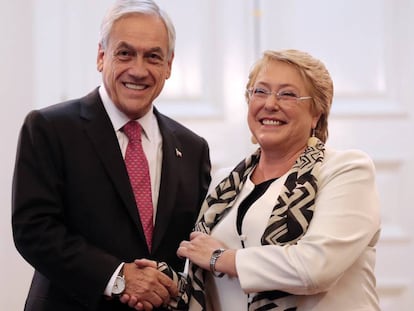El presidente de Chile, Sebastián Piñera, y su predecesora, Michelle Bachelet.