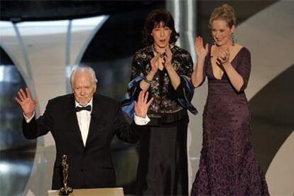 Las actrices Lily Tomlin, a la izquierda, y Meryl Streep aplauden a Robert Altman, Oscar honorífico.