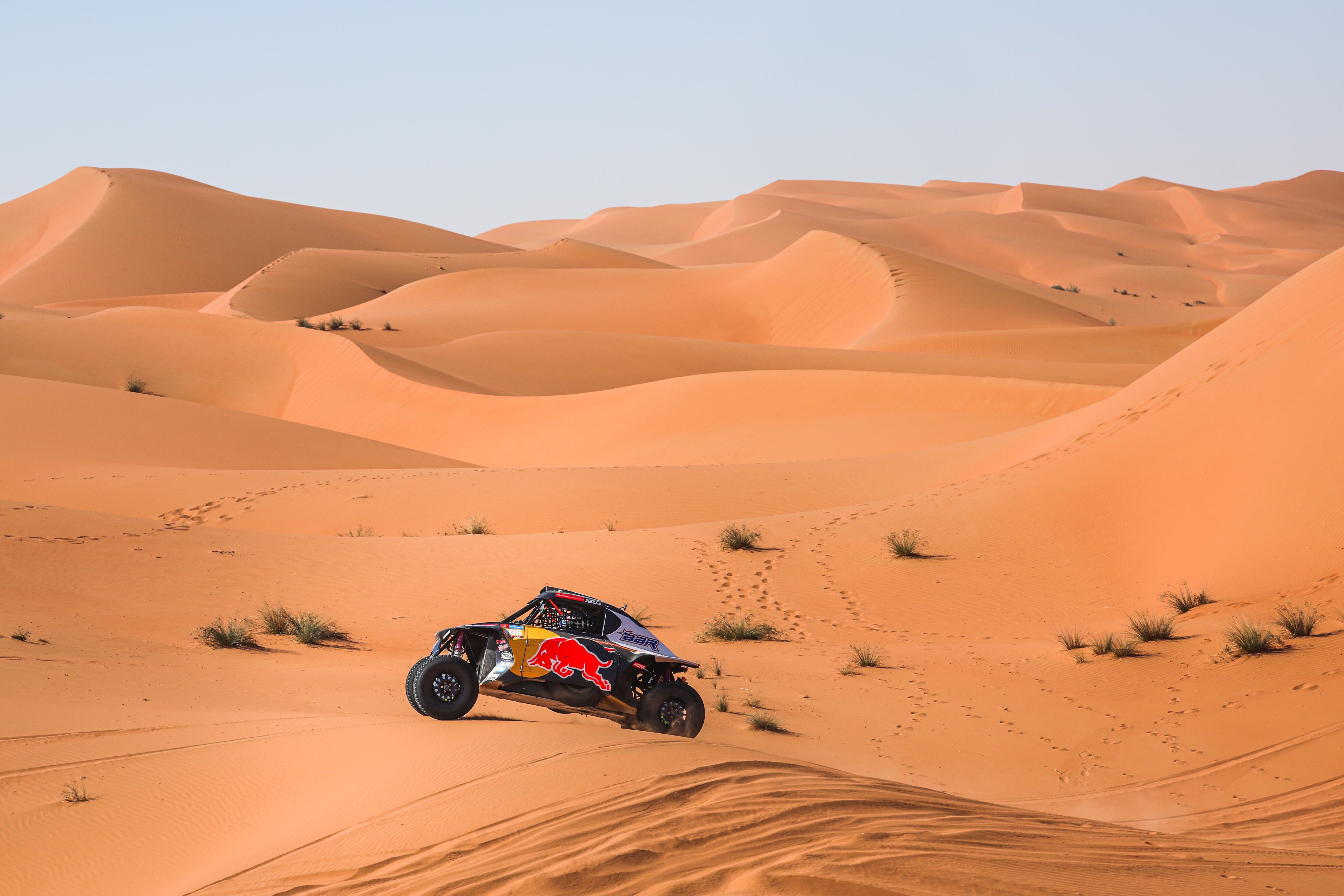 El coche de Cristina Gutiérrez y Pablo Moreno, durante una etapa del Rally Dakar.