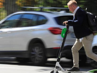 Un usuario utilizando el patinete eléctrico de Lime.