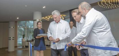 El presidente de Cuba, Miguel Díaz-Canel (primero por la izquierda) y el presidente de Meliá, Gabriel Escarrer Juliá (segundo por la izquierda), durante la inauguración del Meliá International Varadero en septiembre de 2019.