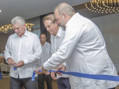 El presidente de Cuba, Miguel Díaz-Canel (primero por la izquierda) y el presidente de Meliá, Gabriel Escarrer Juliá (segundo por la izquierda), durante la inauguración del Meliá International Varadero en septiembre de 2019.