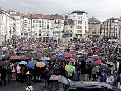 Concentración en la plaza de la Virgen Blanca de Vitoria contra el asesinato de Juan Manuel Piñuel.