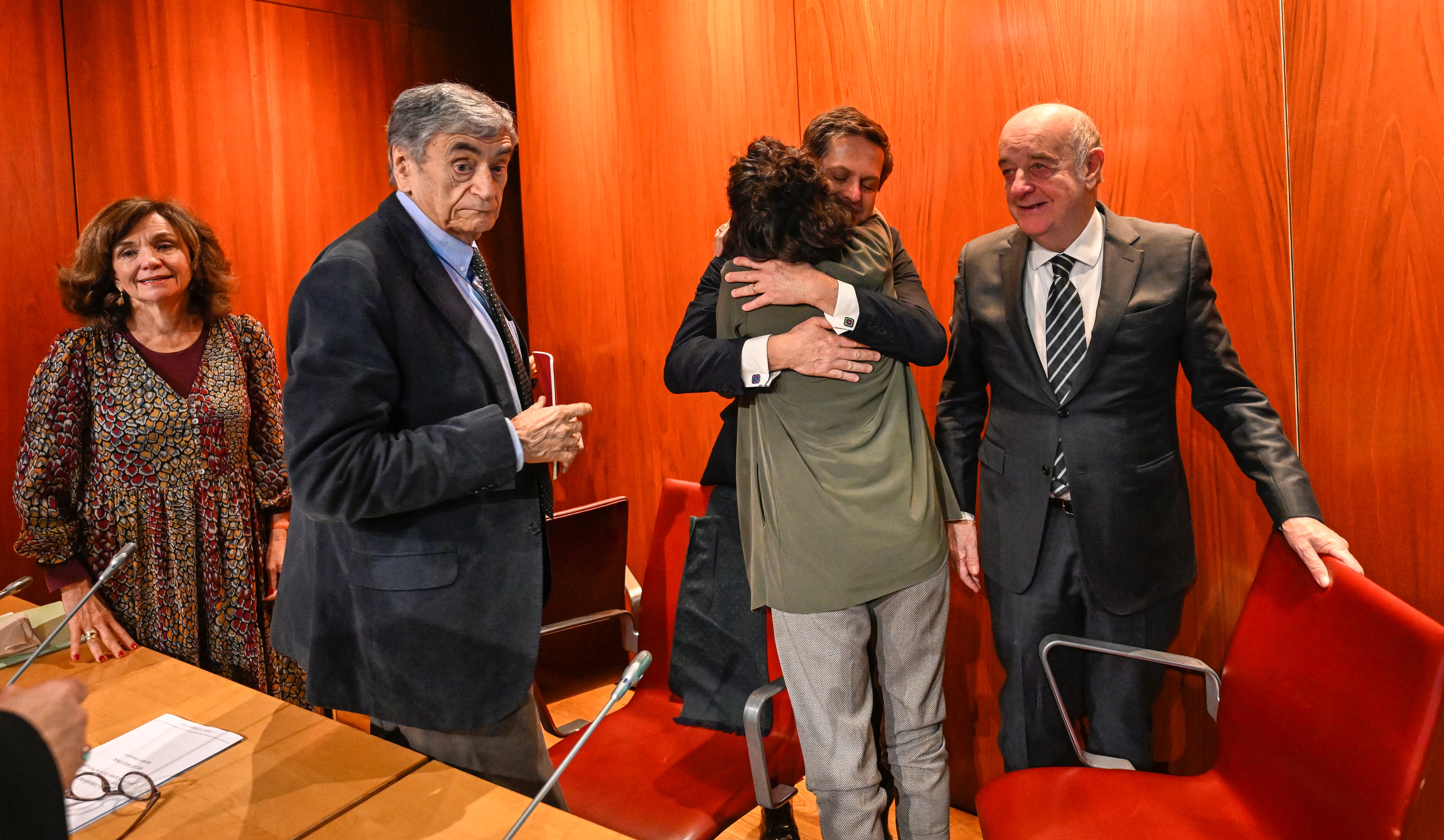 Miembros de la comisión independiente que investigó en Portugal la pederastia del clero, al final del acto de presentación de su informe, el 13 de febrero de 2023.