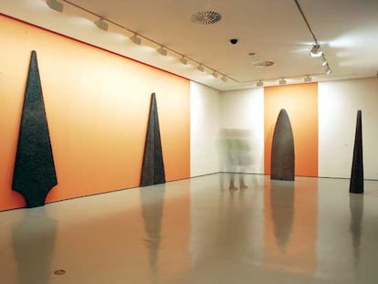 Sala con esculturas de Máximo Trueba, de su exposición 'Verbos de silencio' en el Centro Cultural de la Villa.