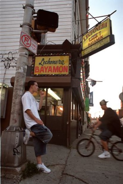 Escena callejera en Paterson, Nueva Jersey, localidad con una fuerte presencia de hispanos.
