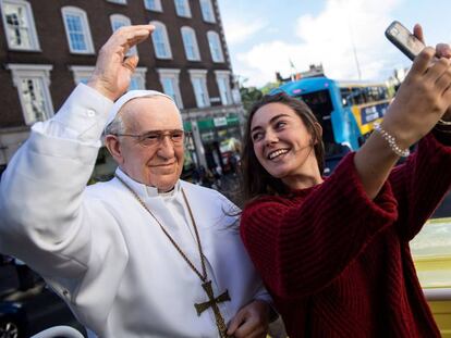 Una joven, junto a una estatua del papa Francisco este viernes en Dublín.